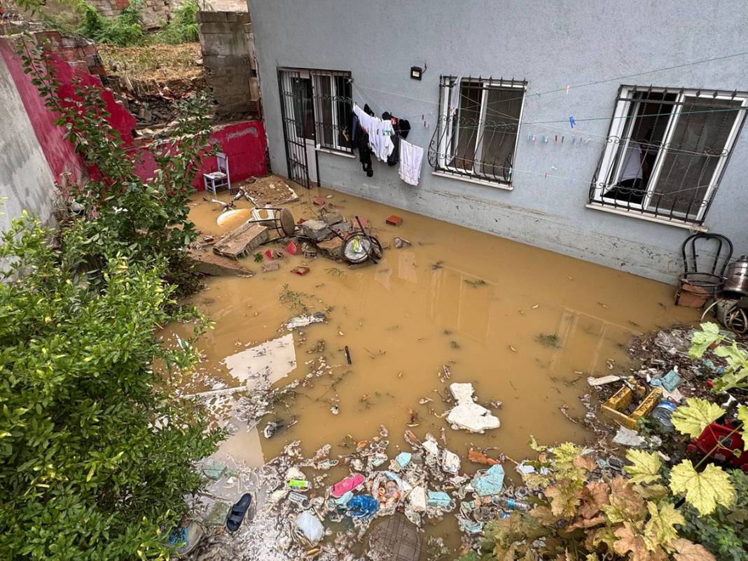 İstanbul’da sağanak etkisini gösterdi: Bahçe duvarı yıkıldı, ev sular altında kaldı 17